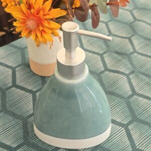 SATURDAY KNIGHT LTD BRAND GREEN AND WHITE PUMP LIQUID  HAND SOAP DISPENSER